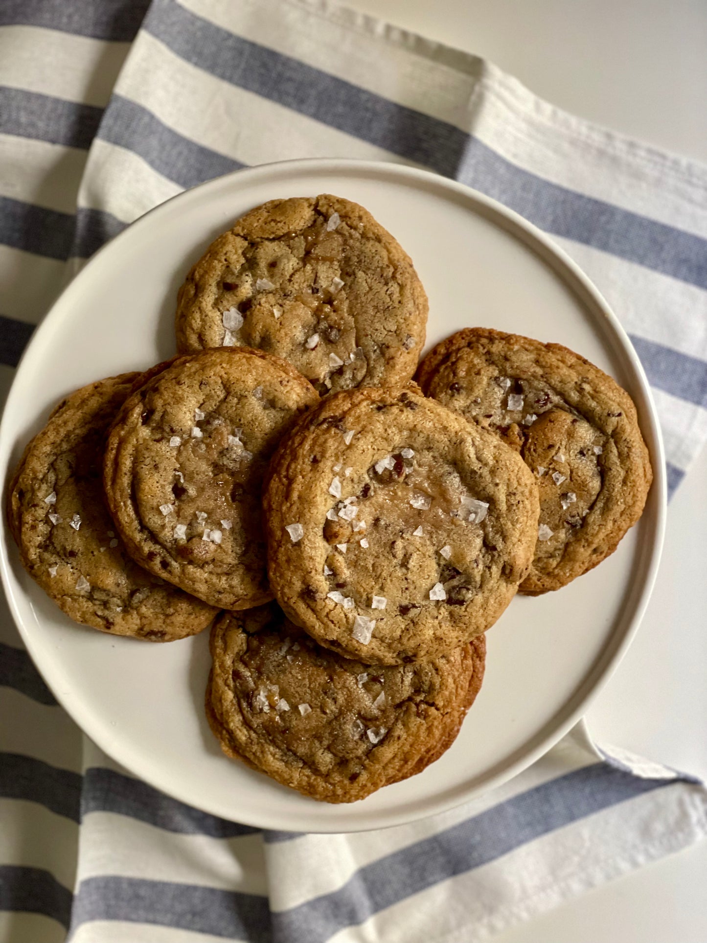large brown butter chocolate chip cookies (6)