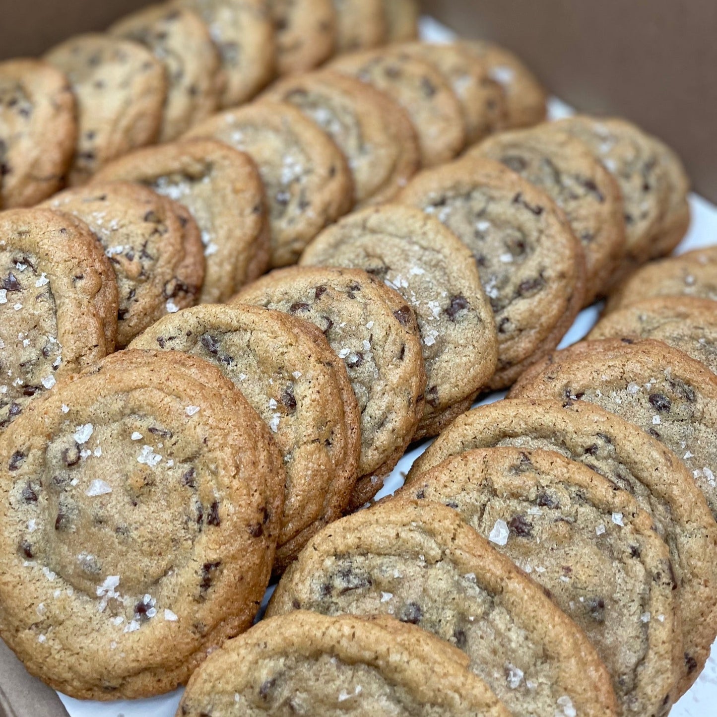 it's a party! small brown butter chocolate chip cookie box (12)